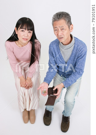 Image of a poor old-age family (wallet with only coins) 79101951