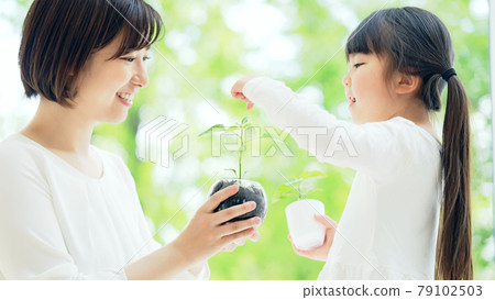 Parent-child environmental protection image of seeing plants 79102503