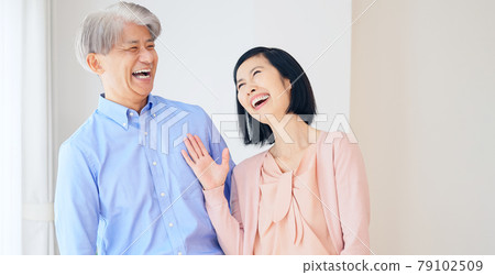 A smiling senior couple 79102509