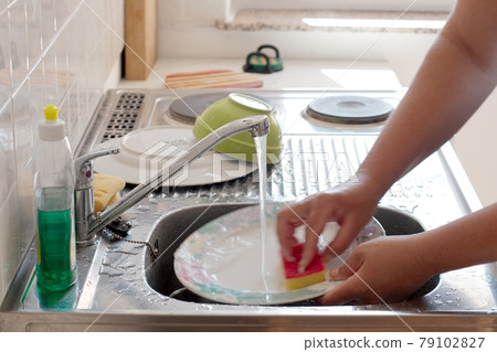 Washing dishes Washing dishes 79102827