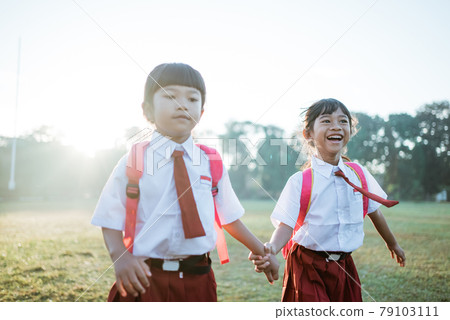 primary school student friend wearing indonesian uniform going to school 79103111