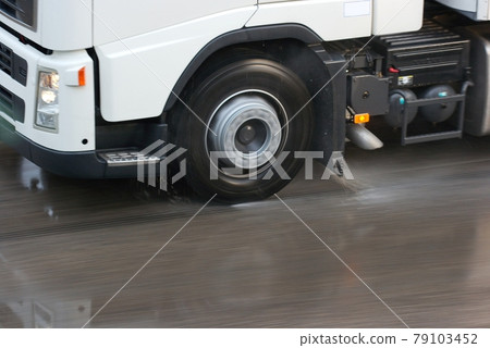 Truck 79103452
