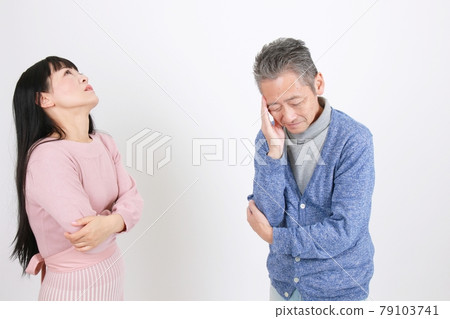 成熟的離婚,一對老了,加深了彼此的隔閡 成熟的離婚,一對老了,加深了彼此的隔閡 79103741