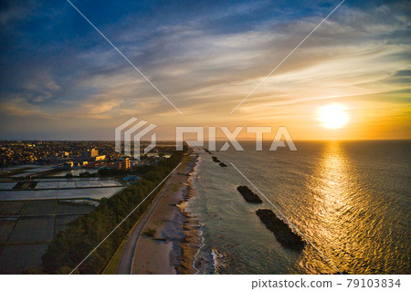 Sunset over Toyama Bay seen from the coast of Asahi Town, Toyama Prefecture 79103834