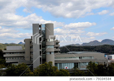 Another angle to see Sanda Municipal Hospital from the side 79104584