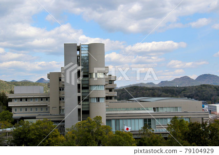 Looking up at Sanda Municipal Hospital from the side, you can see the national flag Looking up at Sanda Municipal Hospital from the side, you can see the national flag 79104929