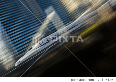 在建築物之間運行的新幹線 79106186