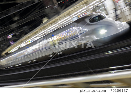 夜間進入站台的新幹線 79106187