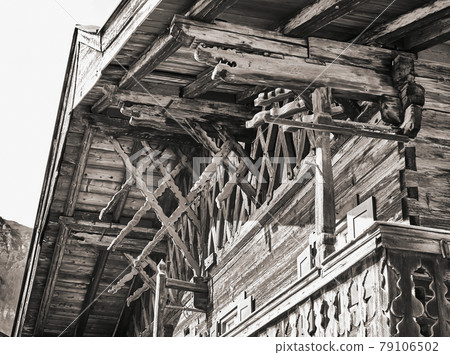 Black and white image of an old traditional Bavarian wood, upper part of the house Black and white image of an old traditional Bavarian wood, upper part of the house 79106502