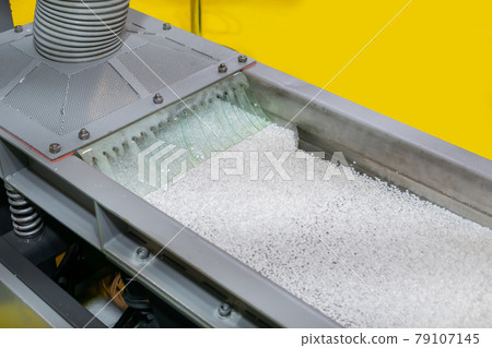Recycled plastic granules on automatic shale shaker, conveyor belt 79107145