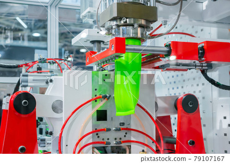 Automatic blow molding machine: manufacturing of empty green plastic jerrycans 79107167