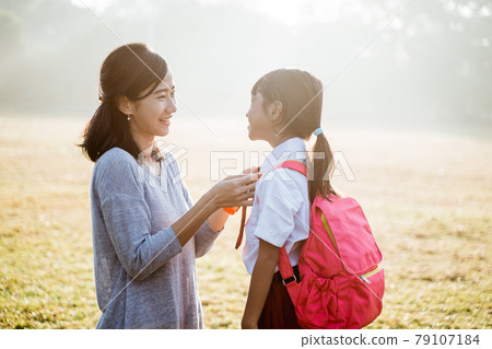 primary school student taken by mother to school in the morning primary school student taken by mother to school in the morning 79107184