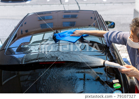 A man who washes cars 79107327
