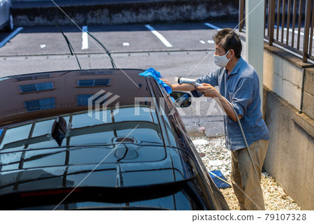 A man who washes cars 79107328