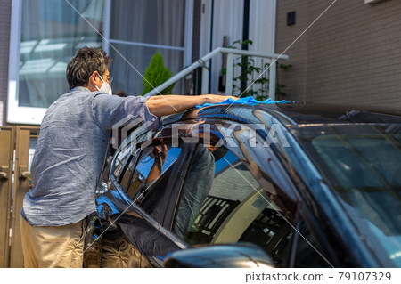 A man who washes cars A man who washes cars 79107329
