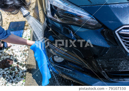 A man who washes cars 79107330