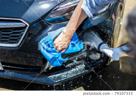 一個洗車的男人 一個洗車的男人 79107333