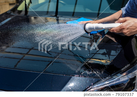 A man who washes cars 79107337