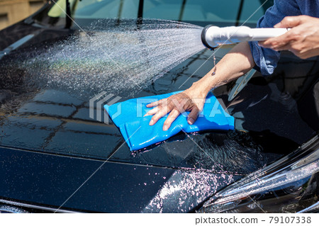 A man who washes cars 79107338