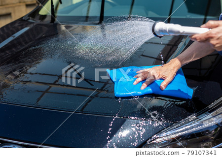 一個洗車的男人 79107341