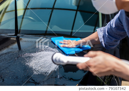 A man who washes cars A man who washes cars 79107342