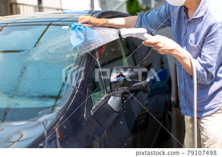 A man who washes cars 79107498