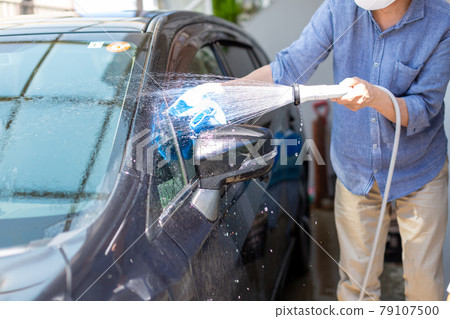 A man who washes cars 79107500