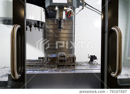 Automatic milling machine in an industrial plant. 79107887