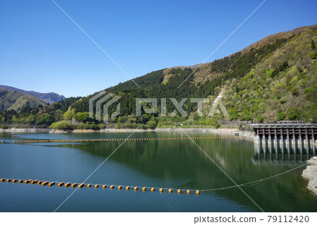 從北岸看,青翠的奧多摩湖、湖面和背景中的群山 從北岸看,青翠的奧多摩湖、湖面和背景中的群山 79112420