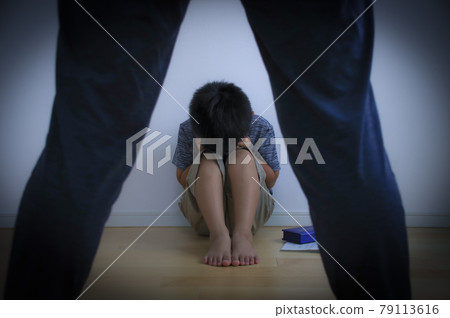 男孩和媽媽的腳抱頭 男孩和媽媽的腳抱頭 79113616