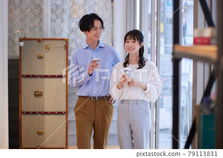 站在辦公室入口處的業務人 站在辦公室入口處的業務人 79113831