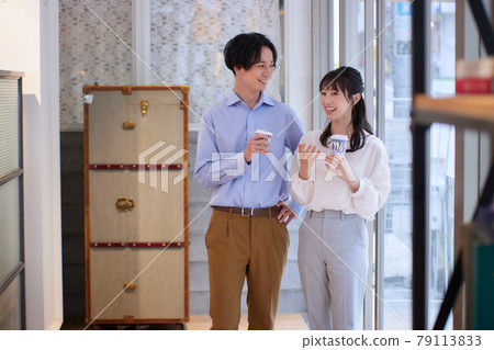 站在辦公室入口處的業務人 站在辦公室入口處的業務人 79113833