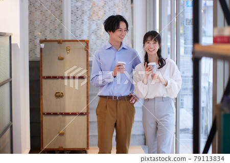 站在辦公室入口處的業務人 79113834