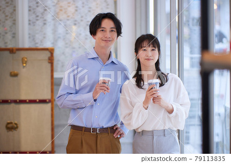 站在辦公室入口處的業務人 站在辦公室入口處的業務人 79113835