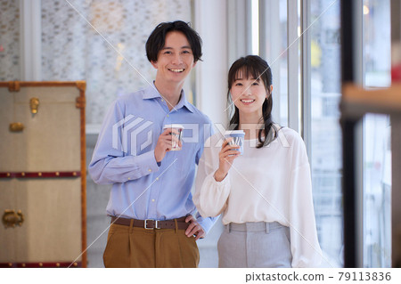 站在辦公室入口處的業務人 站在辦公室入口處的業務人 79113836