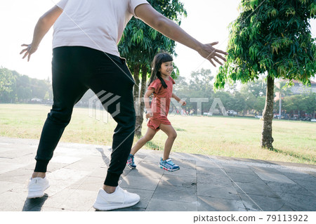 asian father and daughter do exercises catch and play together asian father and daughter do exercises catch and play together 79113922