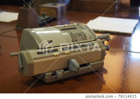 Antique mechanical calculator (white) 79114815