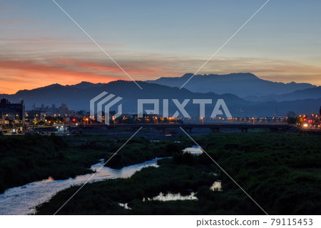 天的光芒明亮，天的顏色美麗，大地美麗，霧霾和白雲的倒影倒映在江面上。 79115453