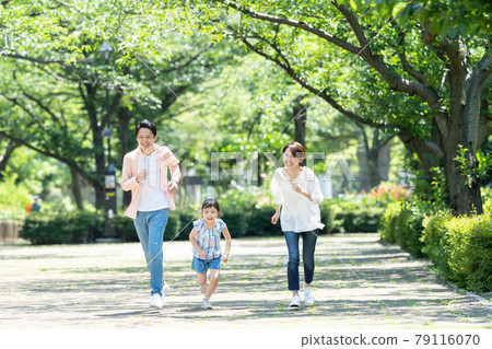 Parent-child running elementary school family image 79116070