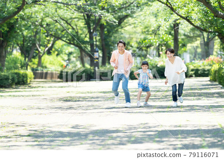 Parent-child running elementary school family image 79116071