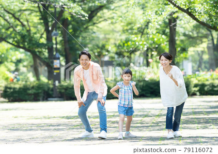 Parent-child running elementary school family image 79116072