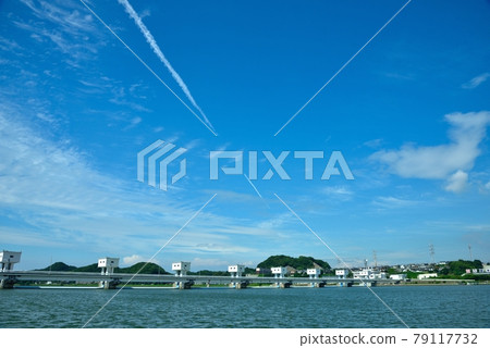 Onga 河口水閘的風景和凝結尾跡 79117732