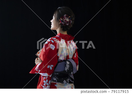 夜間合成浴衣黑色背景 79117915