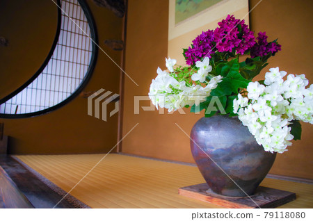 地板間裝飾的繡球花 79118080