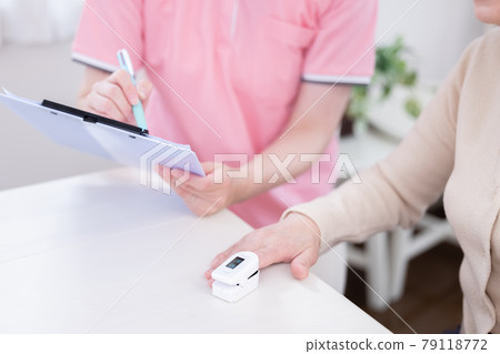 Nursing care: Hands of senior women who measure oxygen concentration with a pulse oximeter Nursing care: Hands of senior women who measure oxygen concentration with a pulse oximeter 79118772