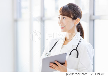 看在與片劑個人計算機的框架外面的女性醫生 79119306