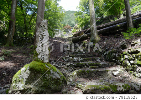 京都左京區大原道路上的石碑高知谷阿彌陀寺 京都左京區大原道路上的石碑高知谷阿彌陀寺 79119525