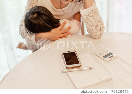 Smartphone, smartphone app, pen, calculator, calculation, household account book, notebook, female housewife, baby, child-rearing, baby-sitter 79120471