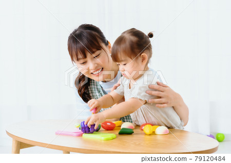女孩和幼兒園老師玩玩具 女孩和幼兒園老師玩玩具 79120484