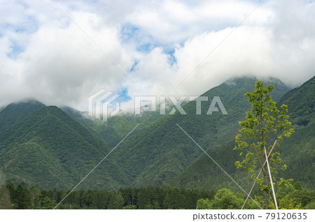 多雲的山 多雲的山 79120635